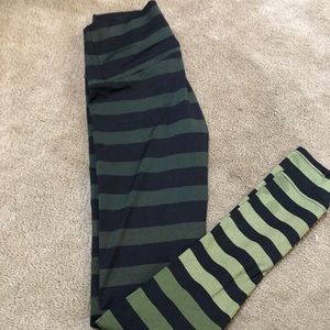 K-DEER sneaker length leggings size SMALL.